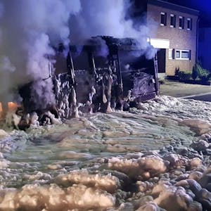 Mit Löschschaum bekämpfte die Feuerwehr die Flammen. Das Fahrzeug der Braunkohlegegner brannte vollständig aus.
