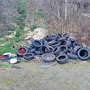 An der Autobahnbrücke zwischen Wichterich und Bodenheim haben Unbekannte etwa 40 aussortierte Reifen abgeladen.