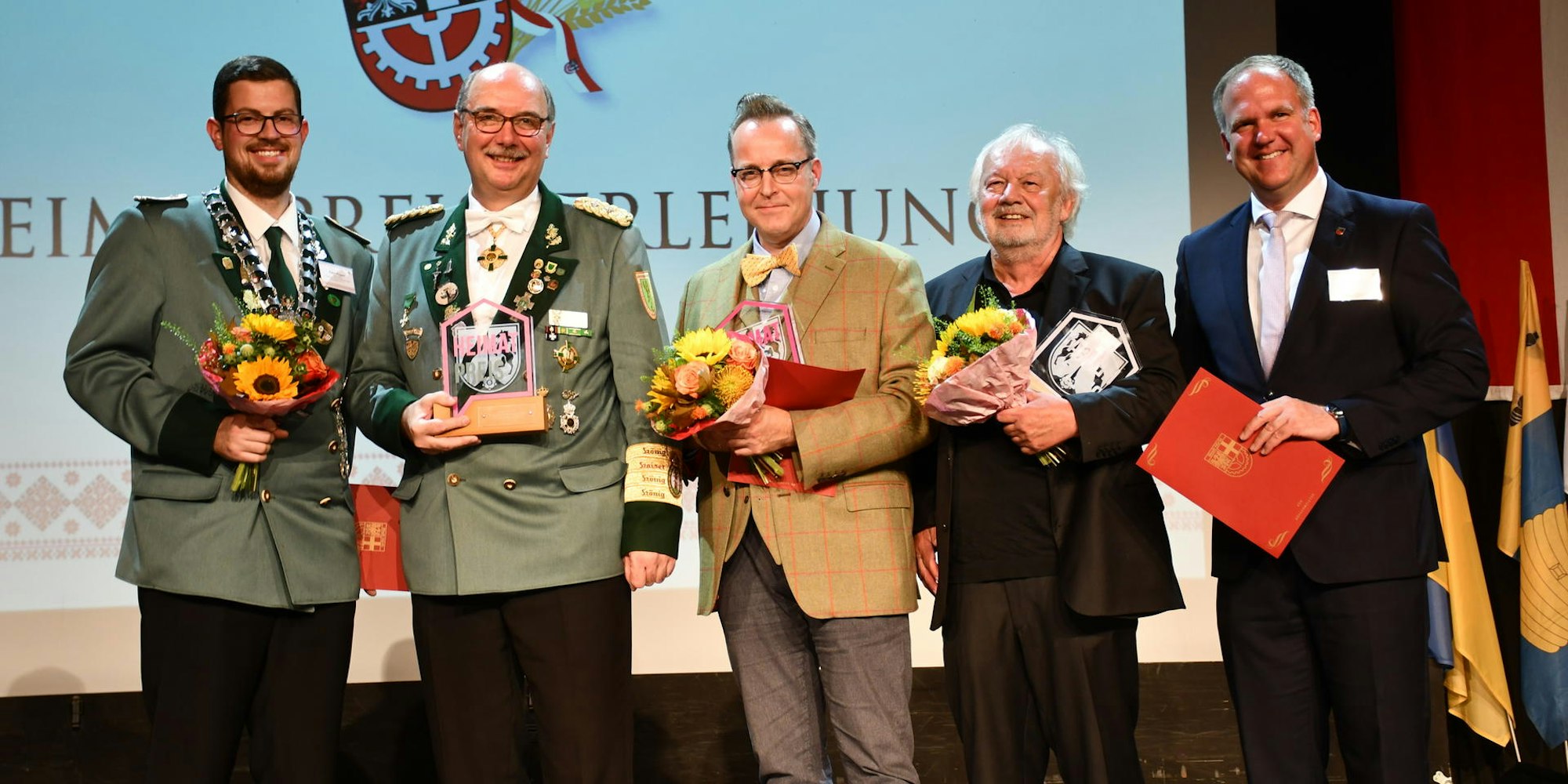 Den Heimatpreis nahmen Fabio Wagner und Peter Horst (Hubertus-Schützen), Michael Schumacher (Lions-Club) und Alfons Domma (Gaudeamus e.V.) aus den Händen von Bürgermeister Dirk Breuer (v.l.) entgegen.