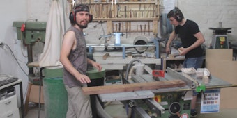Arthur und Oleg, zwei Mitstreiter, in einem der Werkstatträume. Hier wird mit Holz gearbeitet.