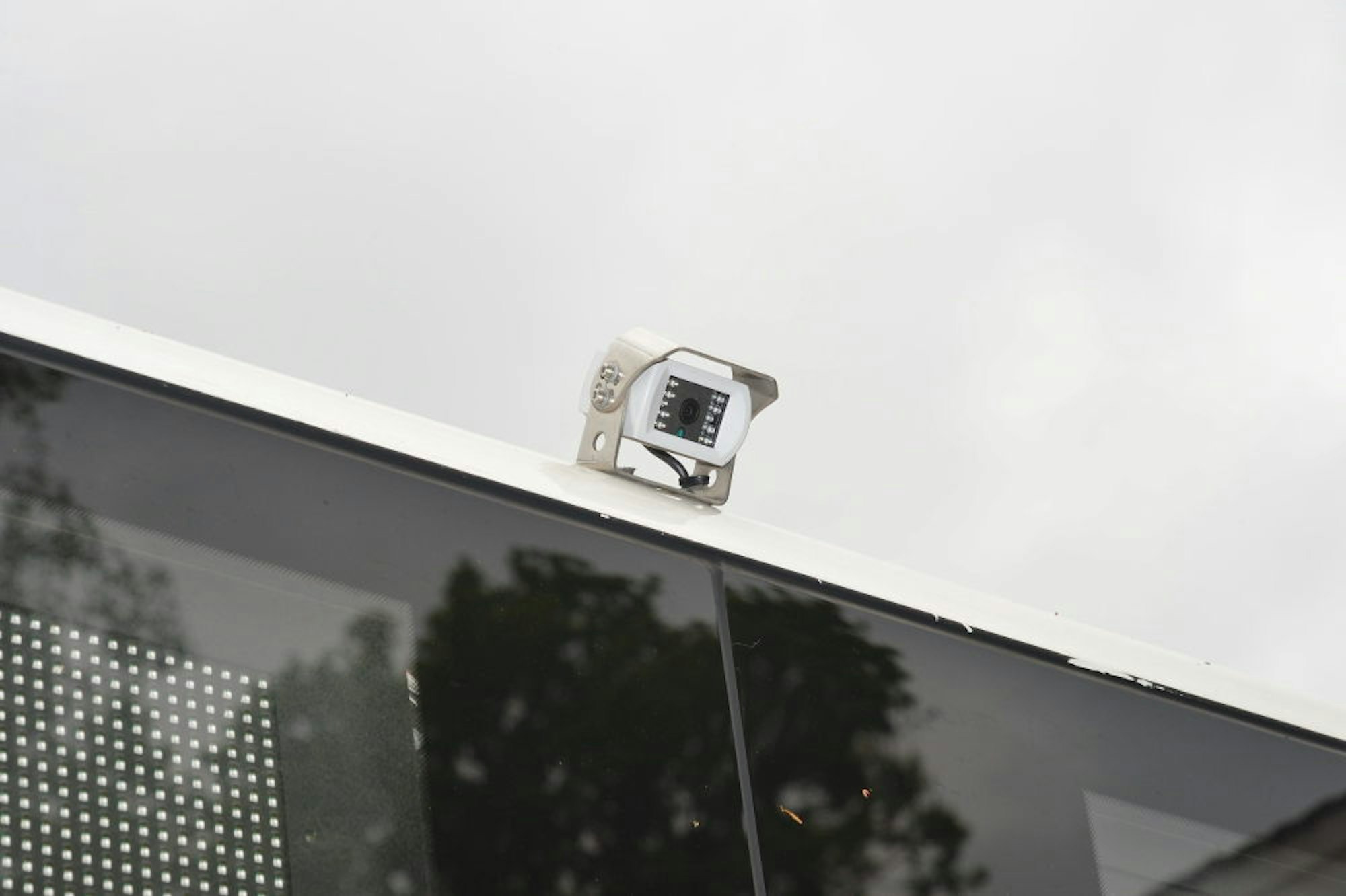 Eine kleine Kamera an der Buslängsseite zeigt den Toten Winkel.