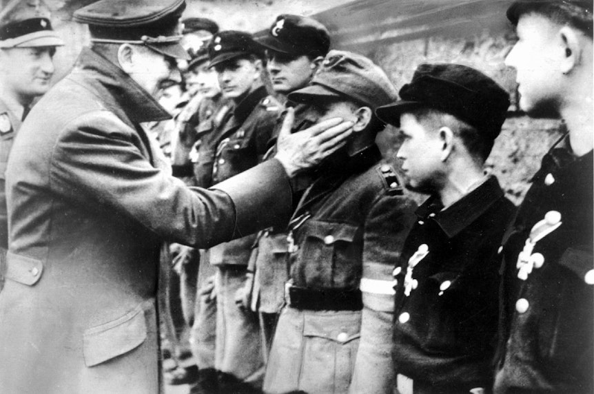 Adolf_Hitler_1945