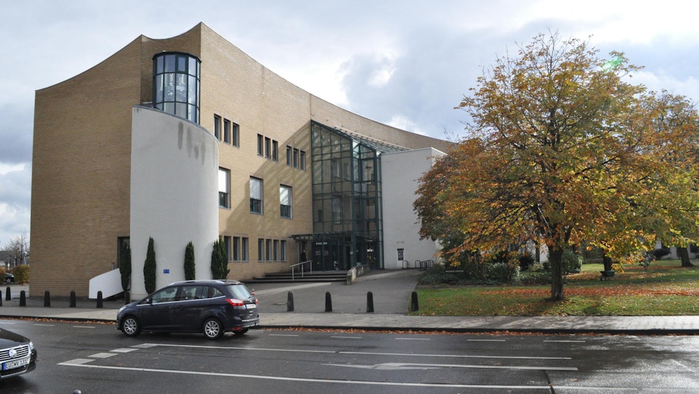 Das Amtsgericht Euskirchen von der gegenüberliegenden Straßenseite fotografiert.