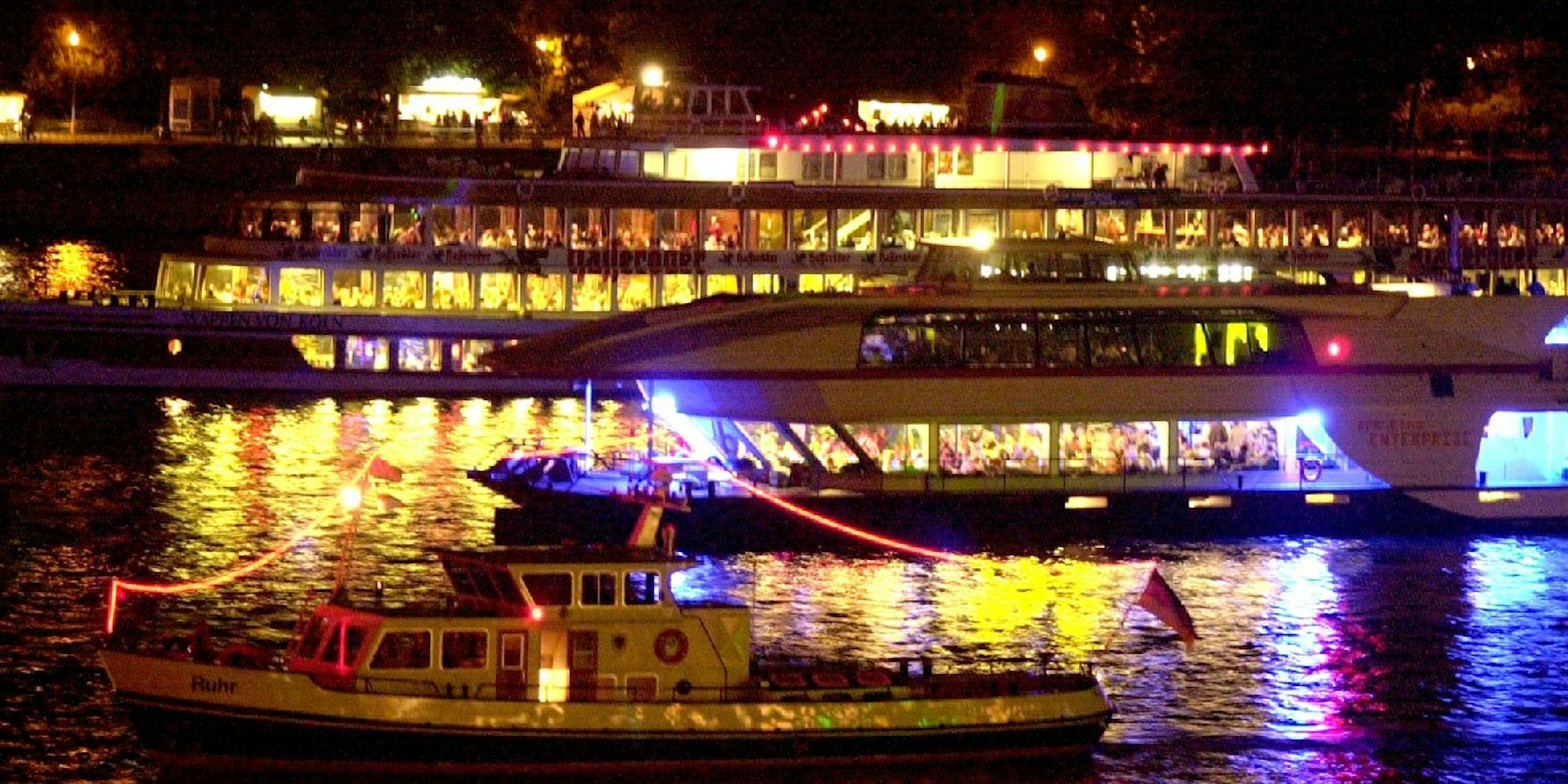 In Köln fahren viele Partyschiffe, ähnlich wie diese, den Rhein entlang. Immer wieder kommt es dabei zu Unfällen. (Archivbild)