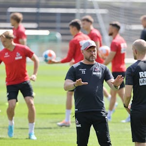 Vorbereitung auf den letzten Akt der Bundesliga-Saison 2021/22: Cheftrainer Steffen Baumgart und seine beiden Assistenten René Wagner und André Pawlak (r.).