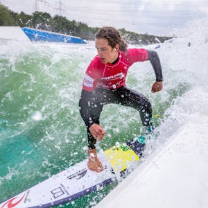 Surfer Lenny Weinhold bei der ersten Deutschen Meisterschaft in der Freiluft-Anlage „Surf Langenfeld“. Können Surfer bald  auch in Voiswinkel trainieren?