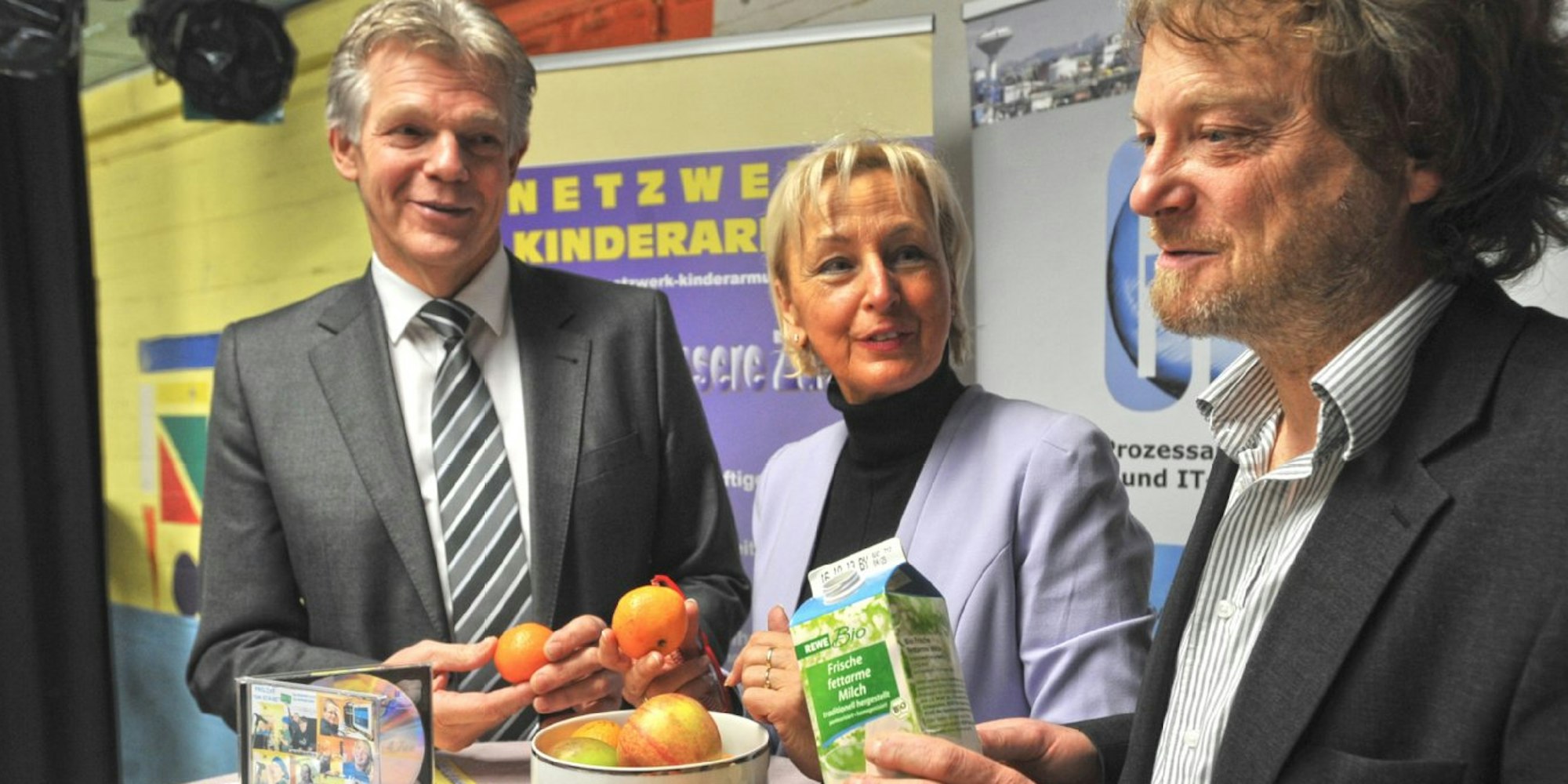 Rainer Hilken (r.) vom Netzwerk Kinderarmut freute sich über die Spende der Firma GIA, überreicht von Geschäftsführer Karl-Heinz Horst und Pressereferentin Ilse Ganser.