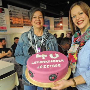 40. Geburtstag, fünf Kilo schwer: Ute Siegmund (l.) und Lea Sauter mit der Festival-Torte.