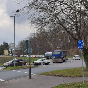 Bis zum Chemiepark staut sich der Verkehr zum Schichtwechsel auf der Industriestraße.