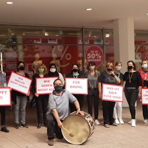 Lautstark protestierten die Mitarbeiterinnen und Mitarbeiter der Galeria Karstadt Kaufhof gegen die für Ende Oktober angedachten Schließung des Warenhauses.