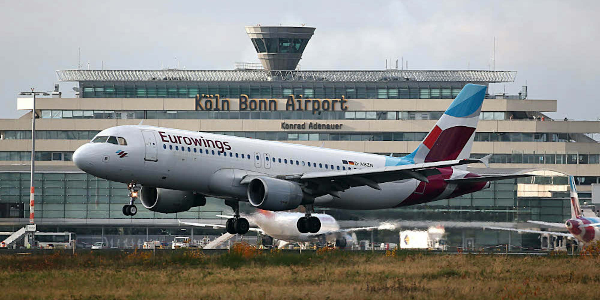 Der Flughafen Köln/Bonn hat bei der Landesregierung einen Antrag auf ein Planfeststellungsverfahren für verschiedene Baumaßnahmen eingereicht. Bürger konnten dagegen Einwendungen erheben.