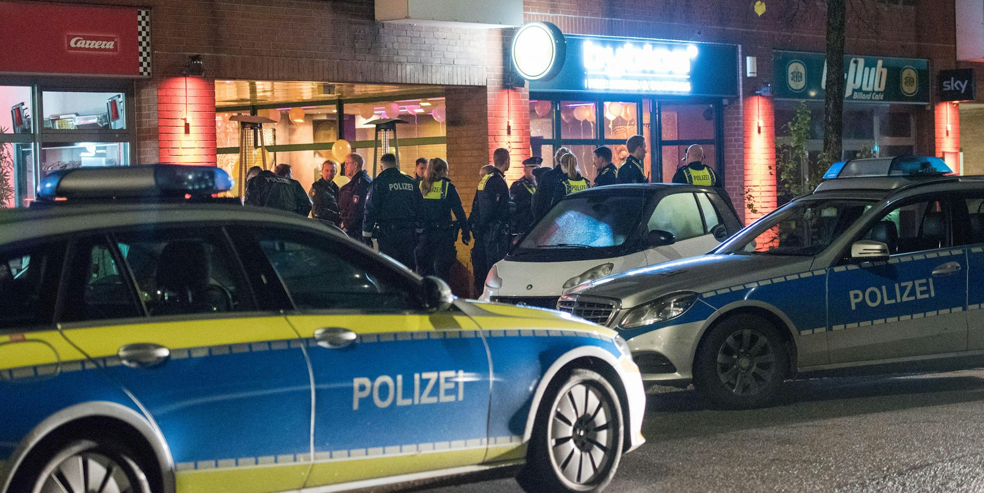 hamburg schüsse in club polizei wagen