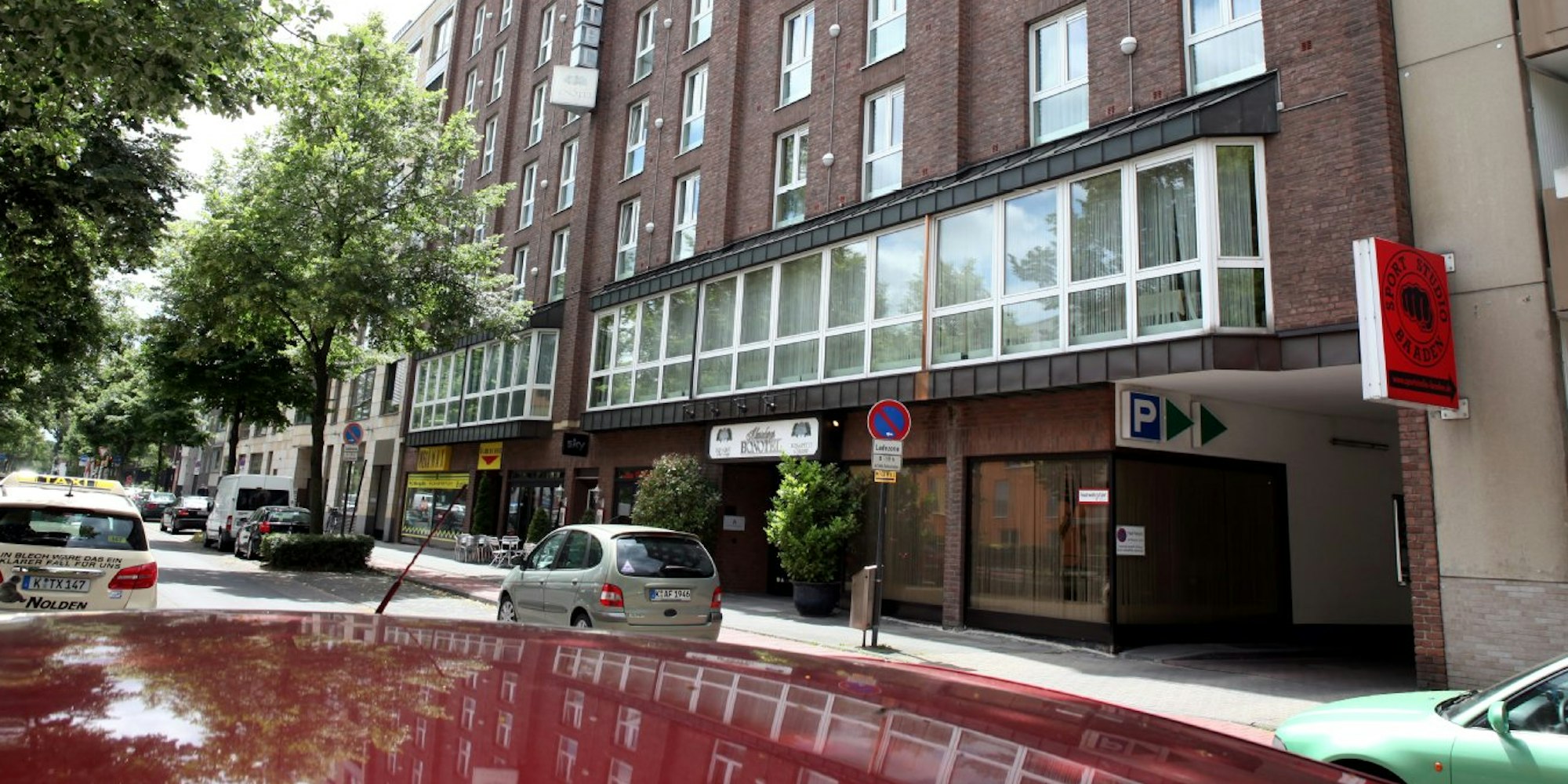Das Hotel Bonotel an der Bonner Straße in Köln wird zu einem Flüchtlingsheim umgebaut.