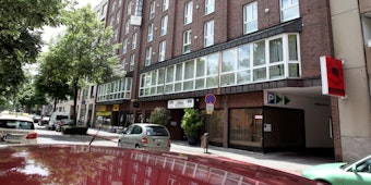 Das Hotel Bonotel an der Bonner Straße in Köln wird zu einem Flüchtlingsheim umgebaut.