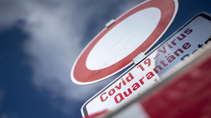 Ein Quarantäne-Schild mit dem Zeichen für Durchfahrt verboten