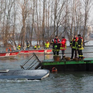 Nur noch das Dach des Hausboots ragte aus den Fluten des Rheins. Feuerwehren aus Bornheim, Bonn und Niederkassel waren vor Ort.