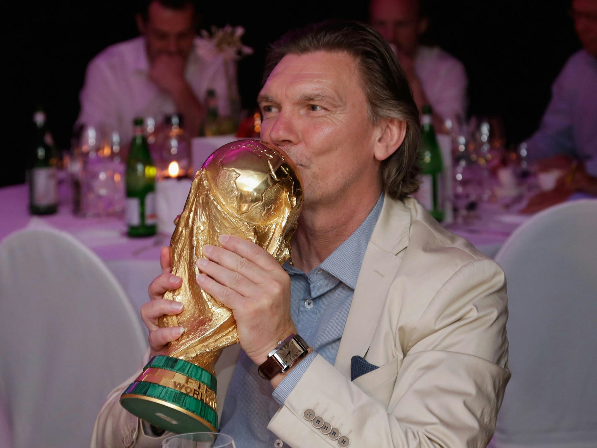 Paul Steiner küsst den WM-Pokal