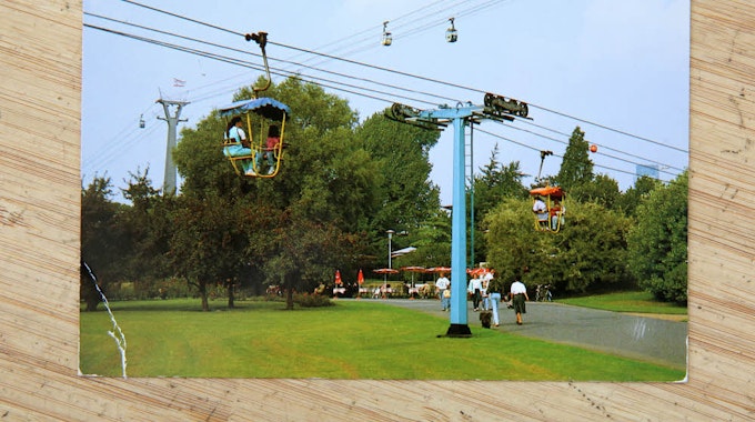 Bis Ende der 1990er Jahre schwebte die Sesselbahn-Gondeln mit ihren bunten Dächern quer durch den Rheinpark.