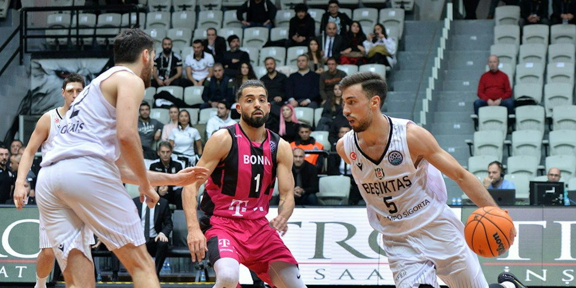 Dem deutschen Nationalspieler Ismet Akpinar (r.) gelang zwölf Sekunden vor Schluss der entscheidende Korb für Besiktas. In der Mitte Baskets-Spieler Joshiko Saibou.