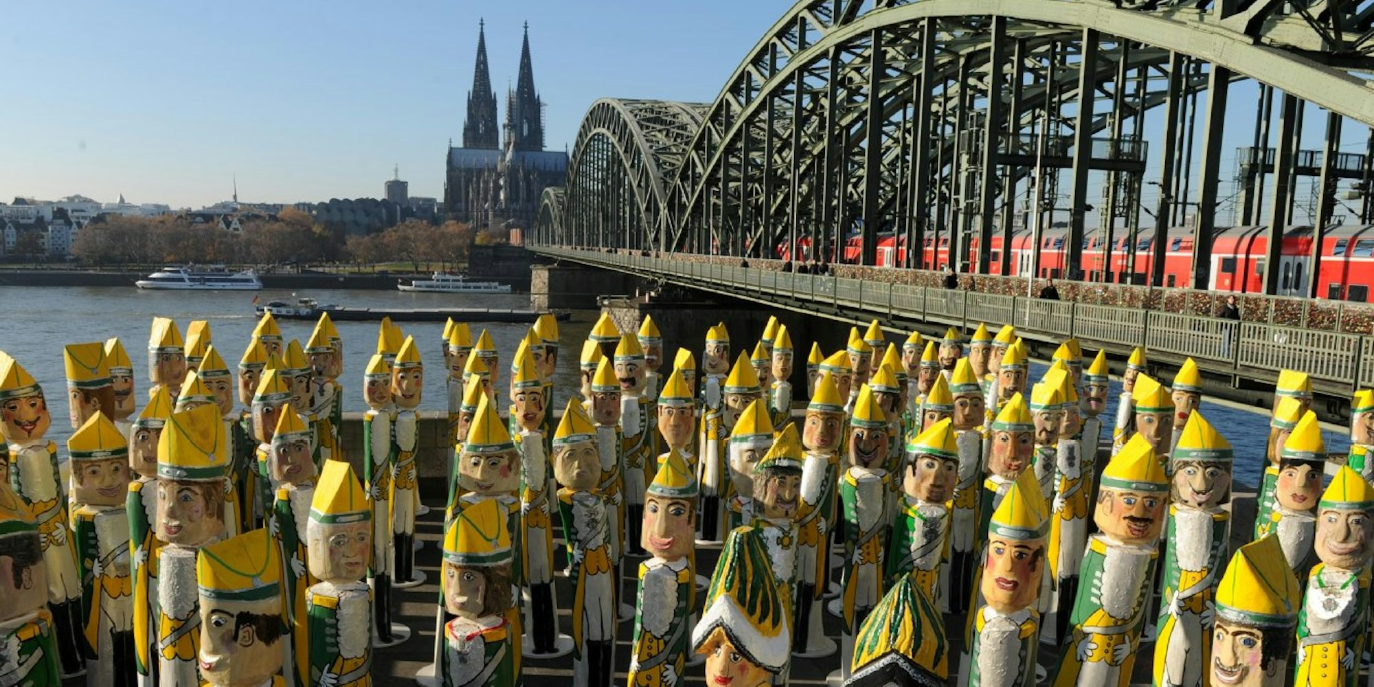Am Mittwoch wurden die Friedenssoldaten auf der rechtsrheinischen Rampe der Hohenzollernbrücke zum ersten Mal öffentlich gezeigt.
