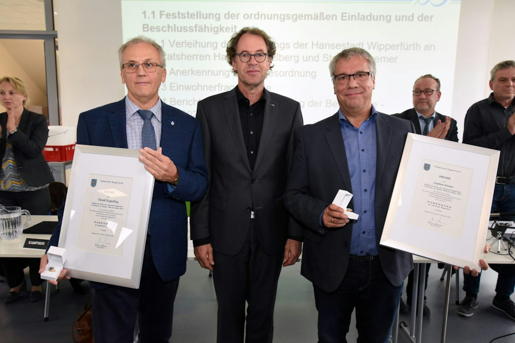 Harald Koppelberg (UWG) (l.) und Stephan Kremer (CDU) (r.) wurden von Bürgermeister Michael von Rekowski ausgezeichnet.
