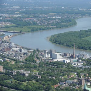 In Höhe des Rheinbogens könnte der Tunnel die Wasserstraße unterführen.