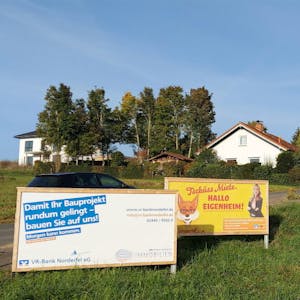 Baufinanzierer geben sich ein Stelldichein: Werbetafeln am Rand des Neubaugebietes Markusstraße in Dahlem.