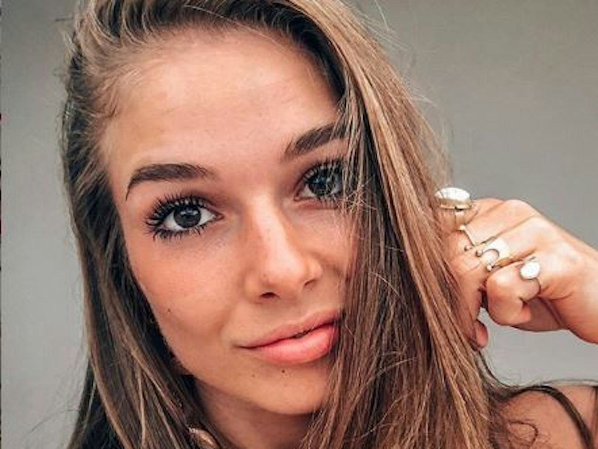 RTL-Moderatorin Lola Weippert hat sich mit deutlichen Worten gegen alle Impfverweigerer gerichtet. Hier ein Selfie, das die 25-Jährige auf Instagram veröffentlichte.