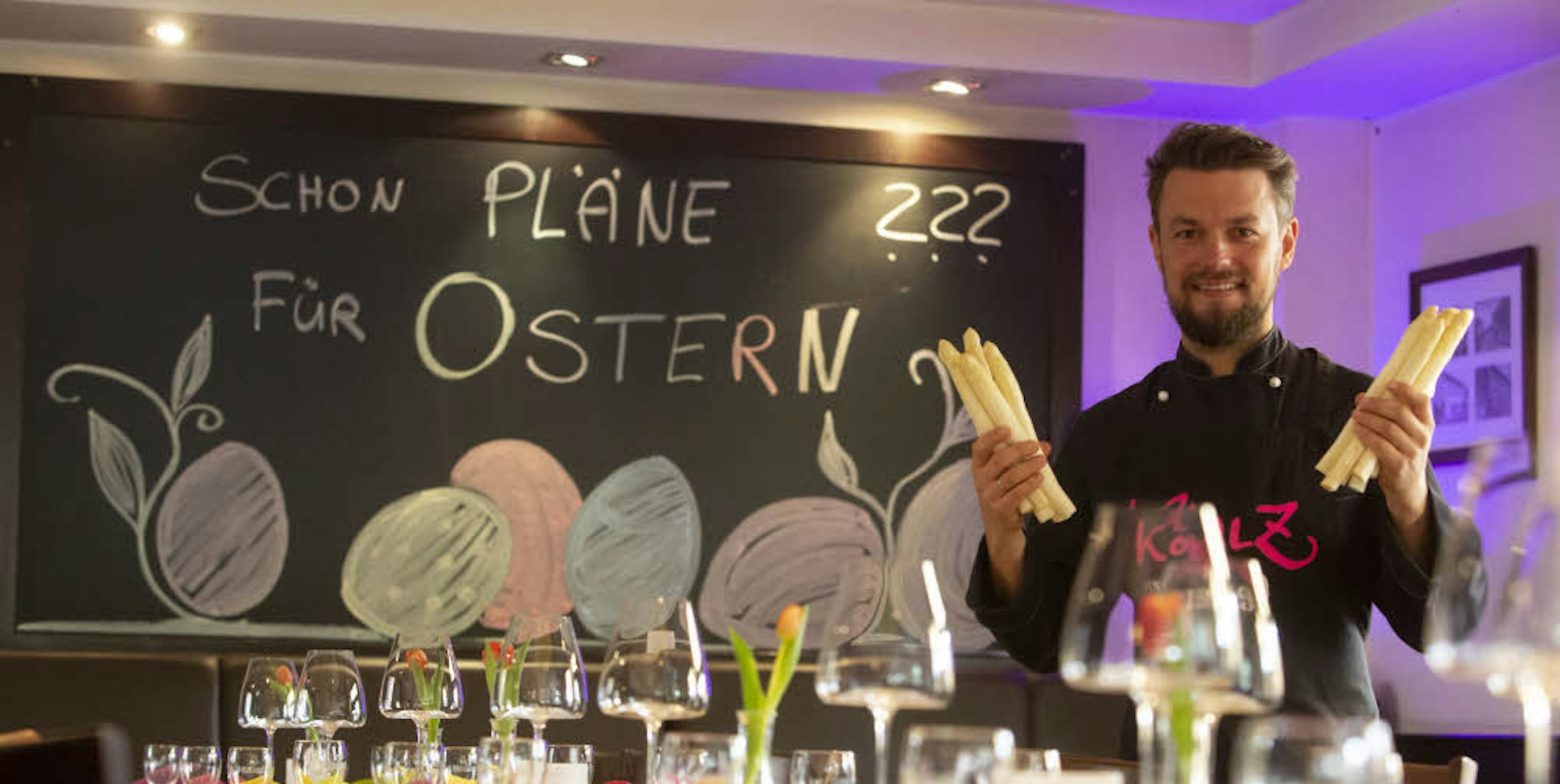 Mit einer schön gedeckten Tafel läutet er die Spargelzeit ein: Thomas Köhl in seinem Restaurant „Köhlz“.