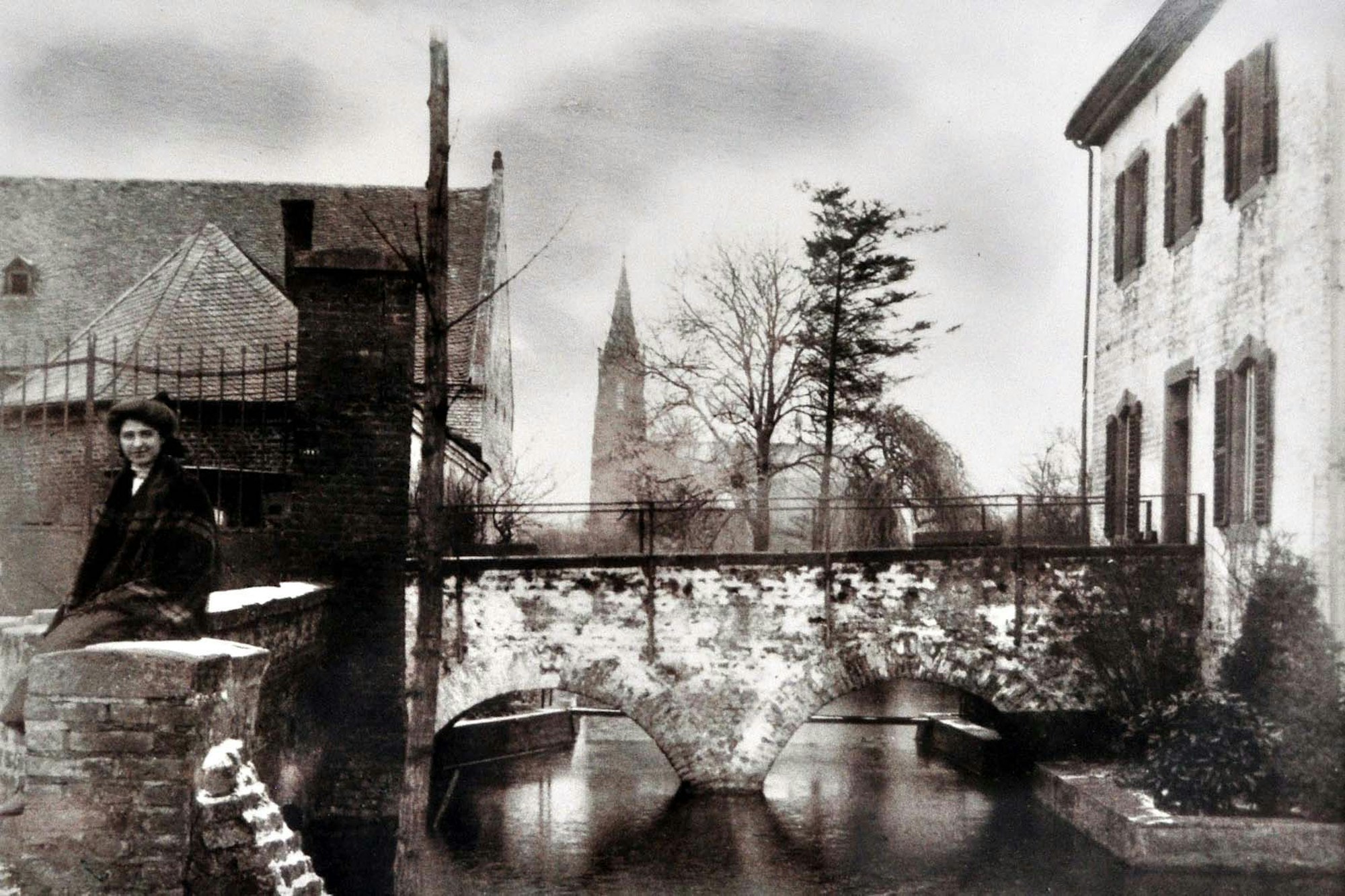 Ein historisches Foto von 1890 zeigt die Anstelburg, als sie noch von einem Wassergraben umgeben war.