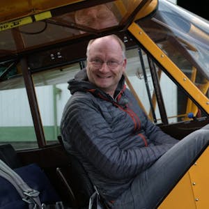 Sven Ploeger sitzt in einem gelben Flugzeug.