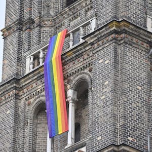 An vielen Kirchtürmen in ganz Europa – wie hier in Wien – hängen derzeit Regenbogenfahnen als Zeichen des Protests.