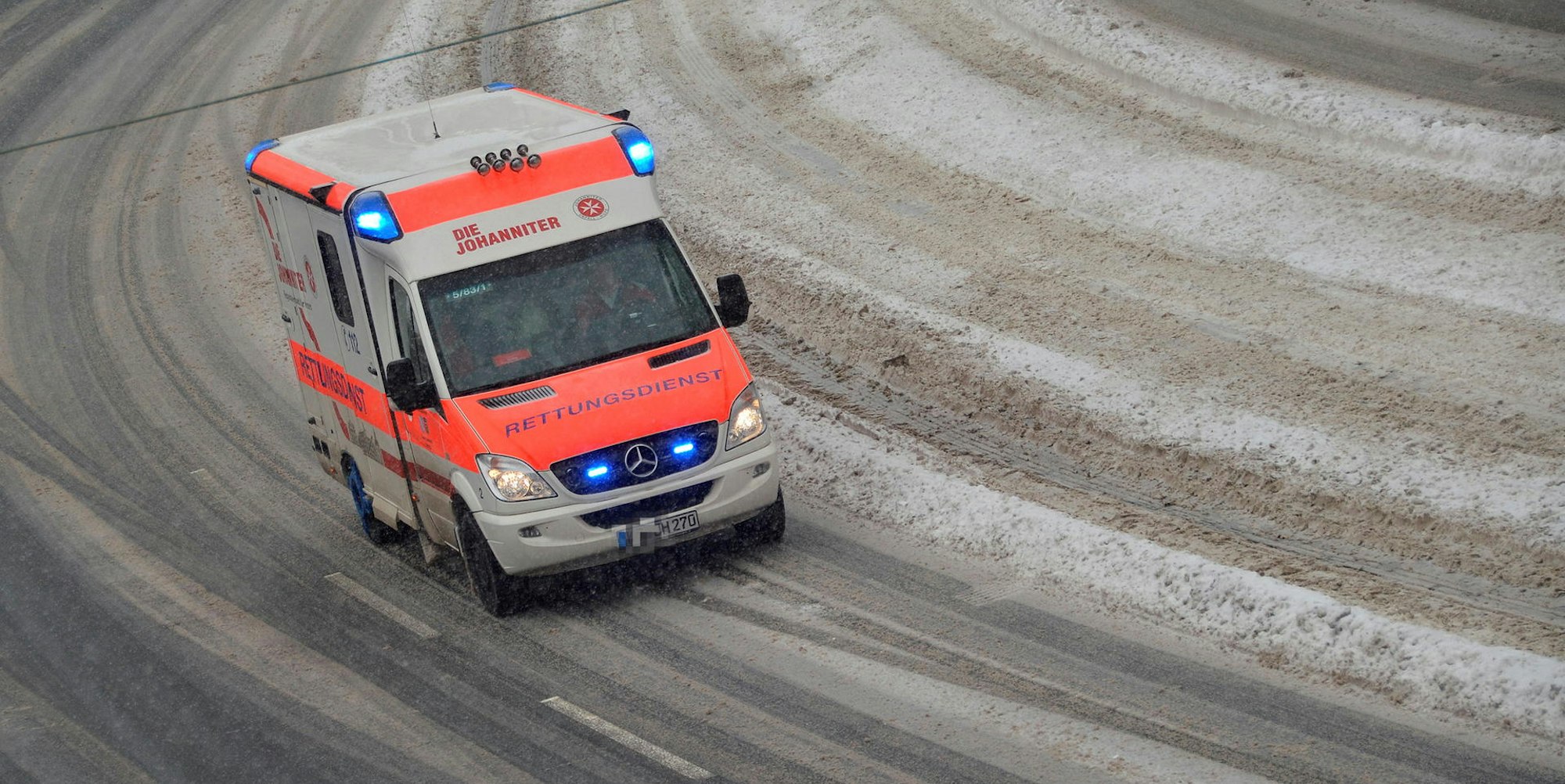 Krankenwagen im Winter Symbolbild dpa