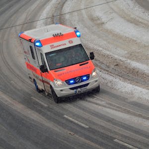 Krankenwagen im Winter Symbolbild dpa