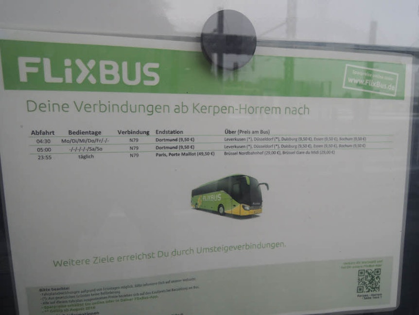 Der Flixbus-Fahrplan nach Paris und Dortmund an der Außenseite der Radstation am Horremer Bahnhof gilt nicht mehr.