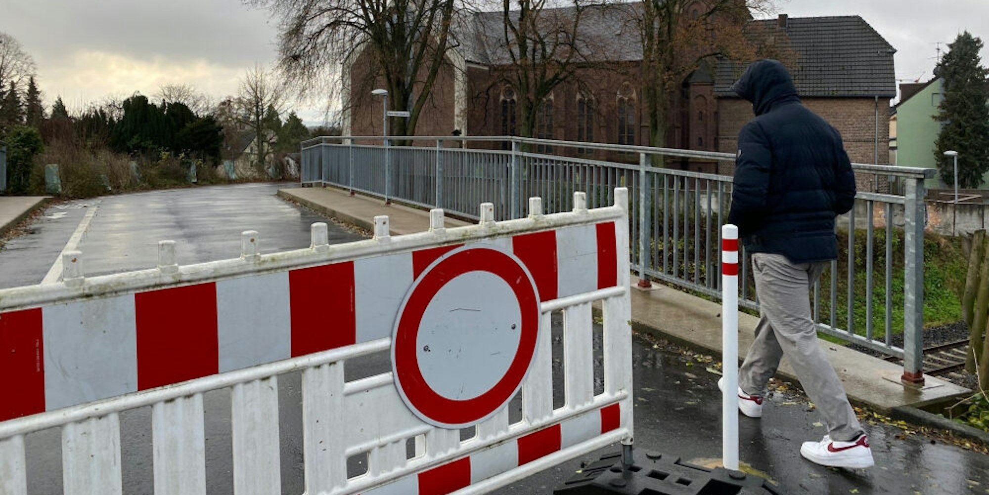Der Abbruch der maroden Brücke nahe der Vochemer Kirche beginnt Anfang kommender Woche.