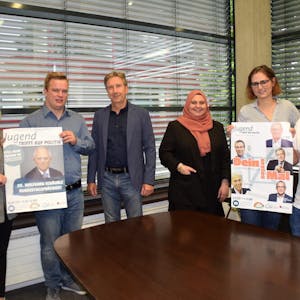 Werben für die aktuelle Ausgabe von „Jugend trifft auf Politik“: (von links) Lena Behnke, Dominik Pinsdorf, Thomas Grimm, Sarah El-Zayat, Elisa Färber und Sven Söhnge.