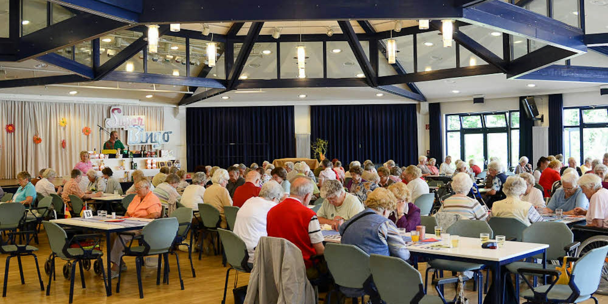 Jeden Dienstag treffen sich Senioren im Festsaal der Riehler Heimstätten zum Bingo.