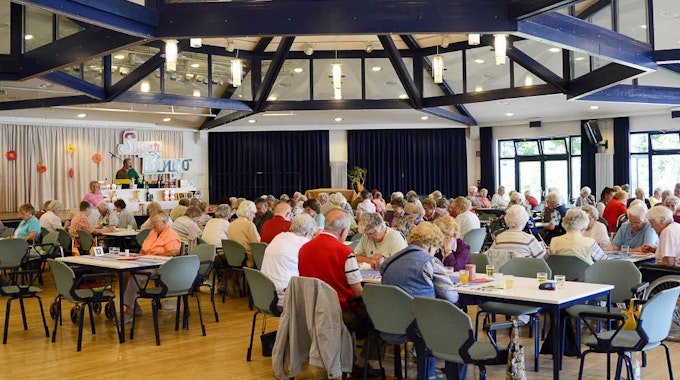 Jeden Dienstag treffen sich Senioren im Festsaal der Riehler Heimstätten zum Bingo.