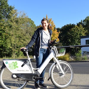 Mit dem geliehenen E-Bike mühelos durch das Bergische Land: Larissa Niesen beim Selbstversuch in Rösrath.