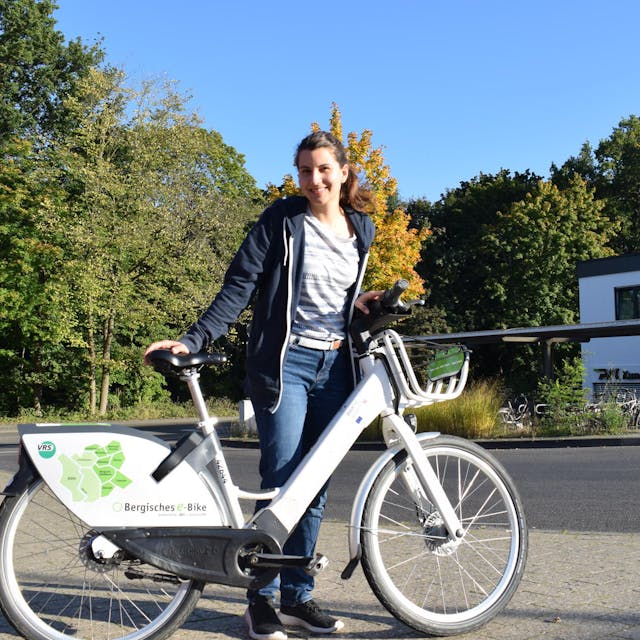 Mit dem geliehenen E-Bike mühelos durch das Bergische Land: Larissa Niesen beim Selbstversuch in Rösrath.