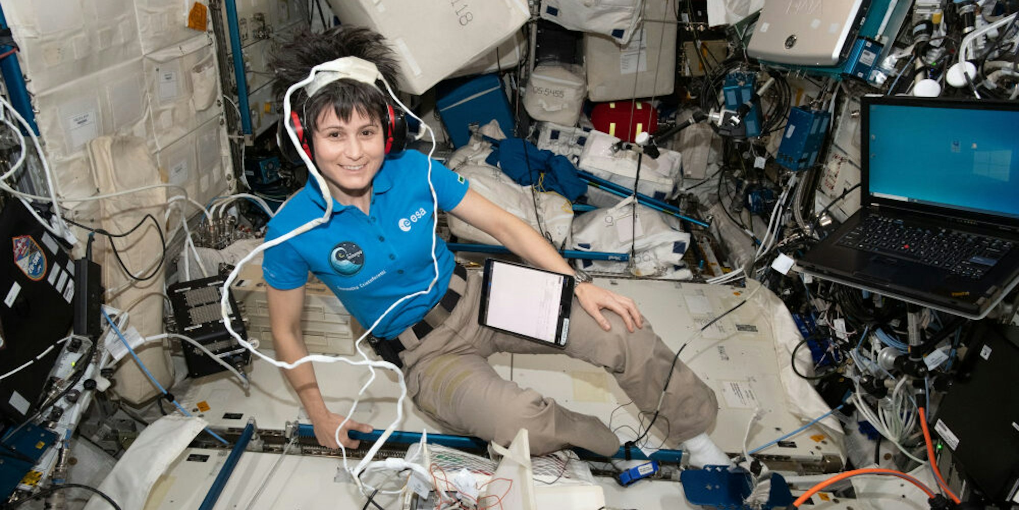 Astronautin Samantha Cristoforetti bei einem Experiment in der Schwerelosigkeit.