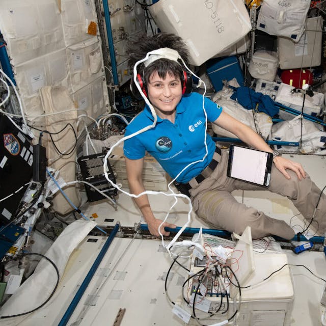 Astronautin Samantha Cristoforetti bei einem Experiment in der Schwerelosigkeit.
