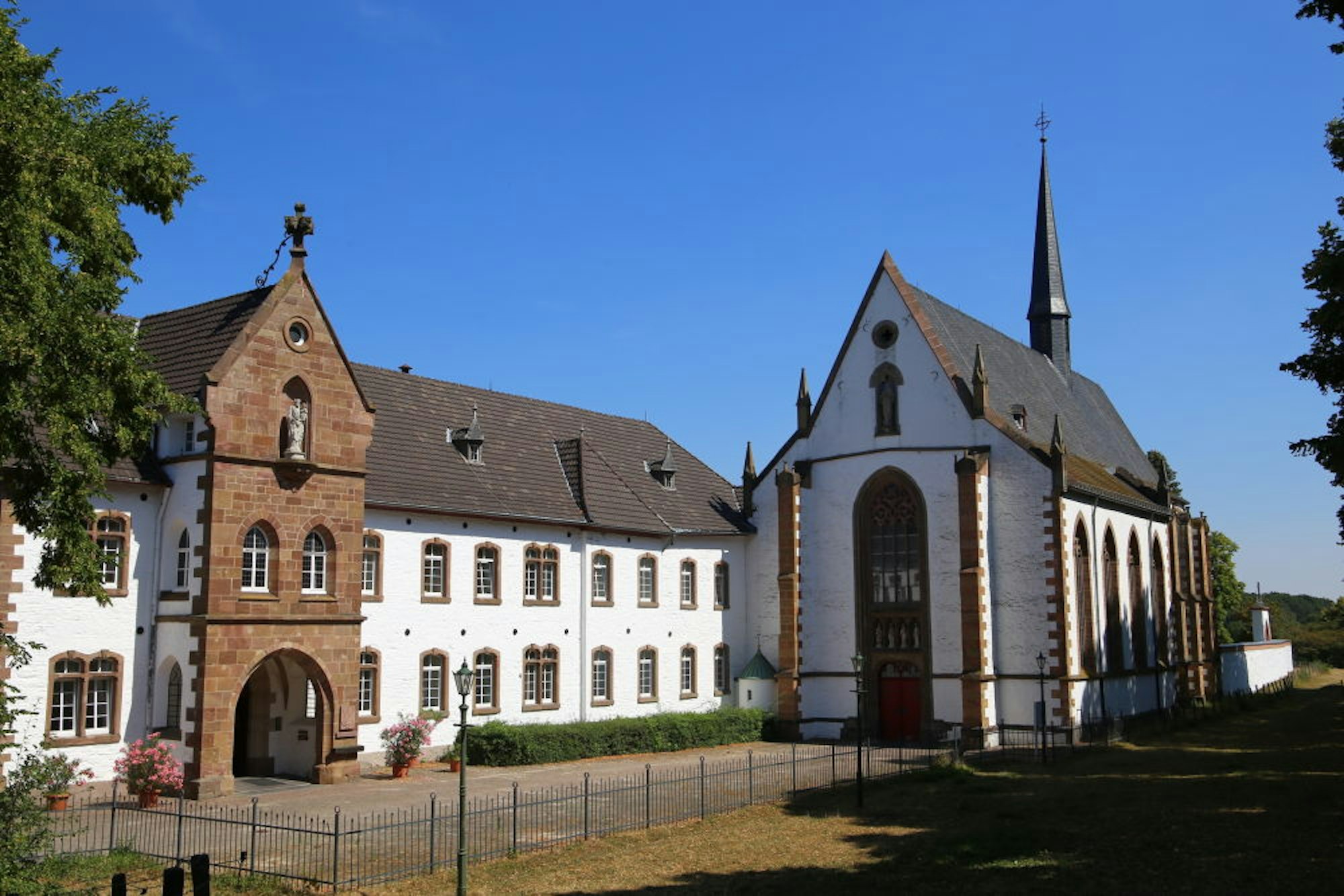 Die Abtei Mariawald empfängt Besucher für Führungen.
