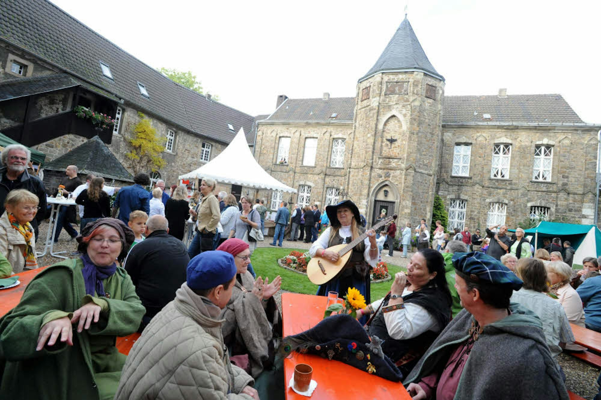 Die vorläufig letzte öffentliche Veranstaltung auf Burg Haus Vorst war der Mittelaltermarkt im Oktober 2014.