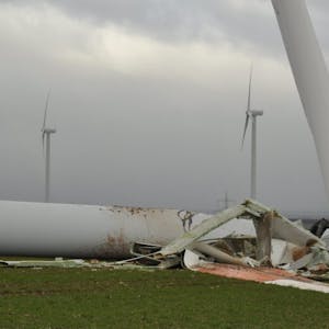 Nur Trümmer ließ im Jahr 2013 das Sturmtief Xaver von einem Windrad in Vlatten übrig.