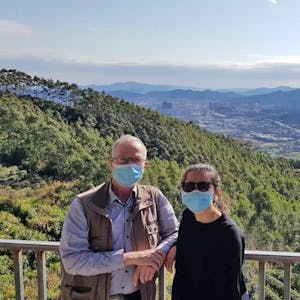 Gerd Ribbeck mit seiner chinesischen Schwiegertochter und Atemschutzmaske beim Besuch in Fuqing.