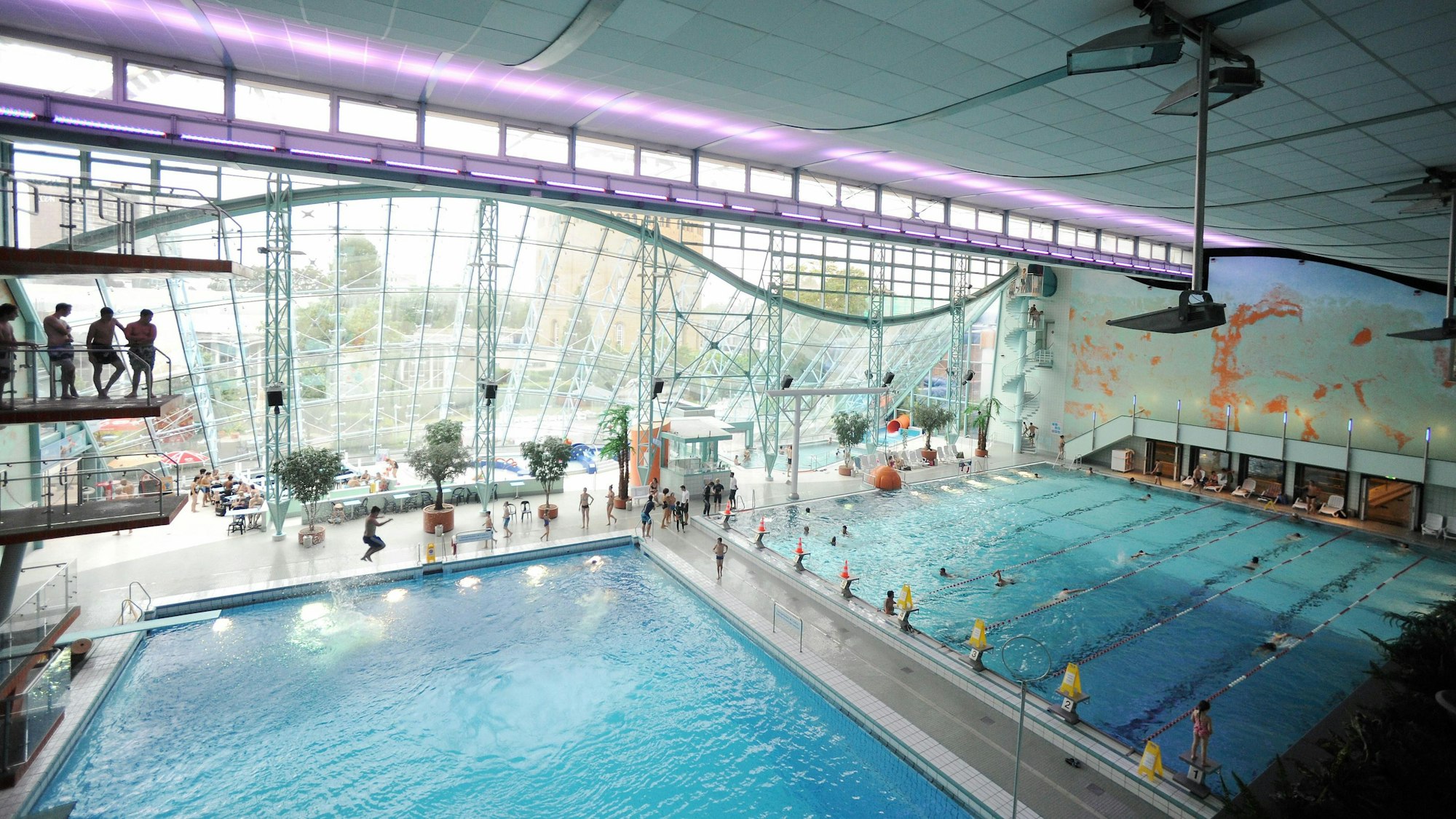 Zwei Indoor-Schwimmbecken des Agrippabades.