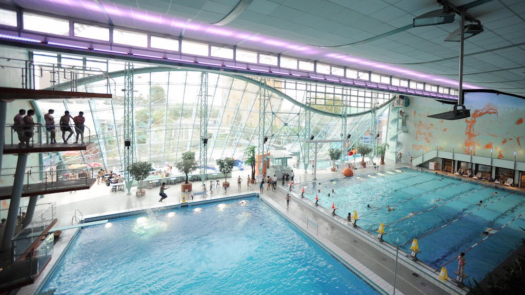 Zwei Indoor-Schwimmbecken des Agrippabades.