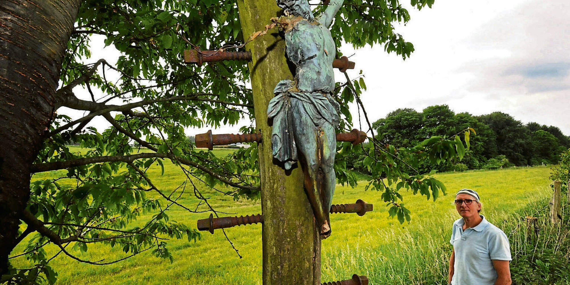 Bildhauer Berthold Welter hat vor gut 20 Jahren ein Wegekreuz ins Feld gestellt.